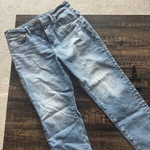 Men's American Eagle Jeans in LIKE NEW condition. Size 32 X 30 Medium Wash